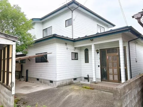 A 2-story house with 6SDK, 230 m (1 minute by car) to National Route 457.