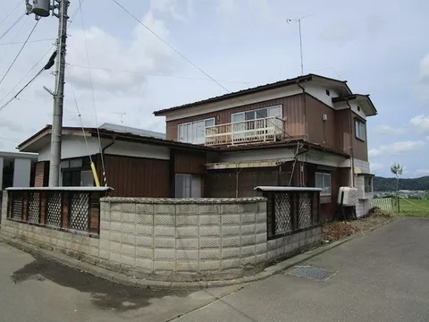 This area has many detached houses and is a quiet residential area with a calm atmosphere.