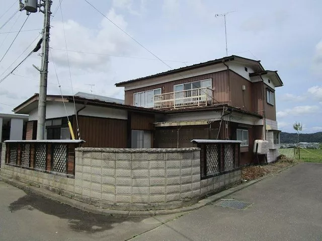 This area has many detached houses and is a quiet residential area with a calm atmosphere.
