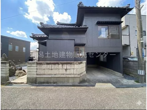 [Interior and exterior renovation completed] - Garage included for winter safety - Stylish garden included.