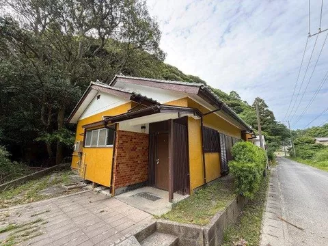 ◆Washbasin ◆Family-oriented ◆Large space between neighboring houses ◆Air conditioning ◆Shutters