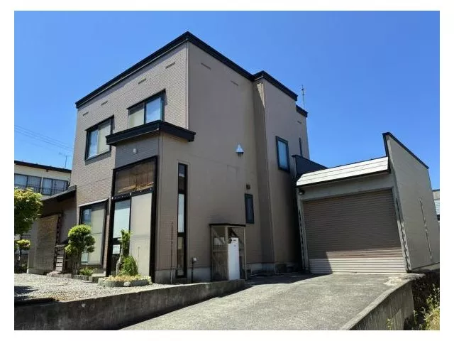 ● Misawa Homes construction ● 3LDK + WIC ● Garage + Road heating ● Exterior painting completed