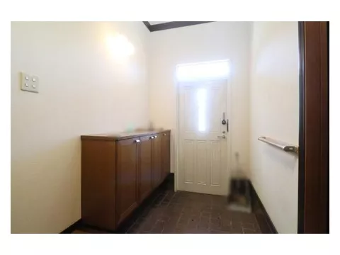 [Parking for 2 cars possible] Safe for commuting by car! A 4LDK with abundant shopping facilities within a 10-minute drive - Image 3