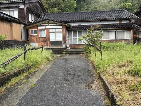 30 seconds on foot to the sea, 5 minutes by car to Kitayuki Sake Brewery, 22 minutes by car to the boat rental - Image 1