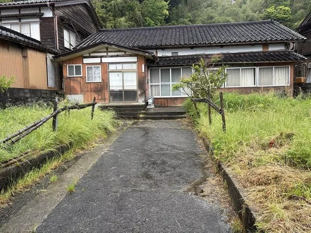 30 seconds on foot to the sea, 5 minutes by car to Kitayuki Sake Brewery, 22 minutes by car to the boat rental