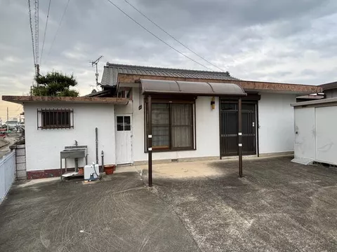 3,900 meters on foot from Fukuen Line "Kinda" Station
