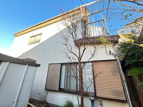 5 minutes on foot from the station; spacious layout. Please come for a viewing.