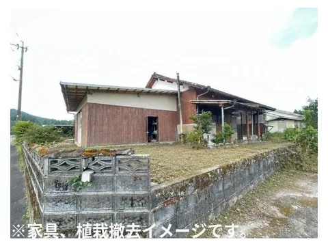 It also comes with a garage and storage. It has a compact layout that is easy to use.