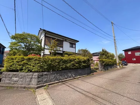 Price reduced!! Good indoor condition♪ 2 parking spaces available♪ Good sunlight corner lot♪