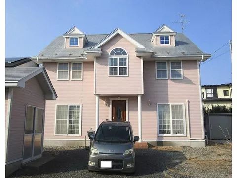 This south-facing property has good sunlight and is about a 7-minute walk to the elementary school, making it a great location for families.