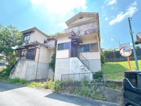 A spacious house with a 4DK layout in a tranquil environment overlooking the mountains, with a southeast-facing road.