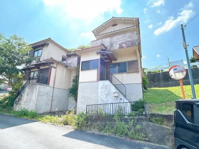 A spacious house with a 4DK layout in a tranquil environment overlooking the mountains, with a southeast-facing road.