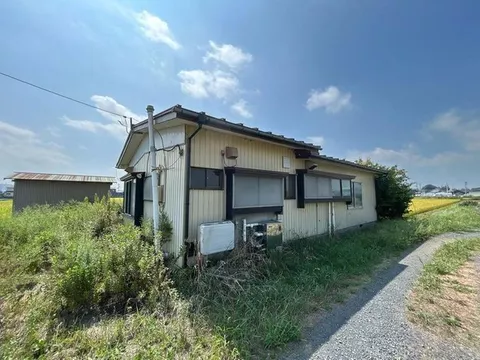 A quiet location with a rural landscape and little traffic.