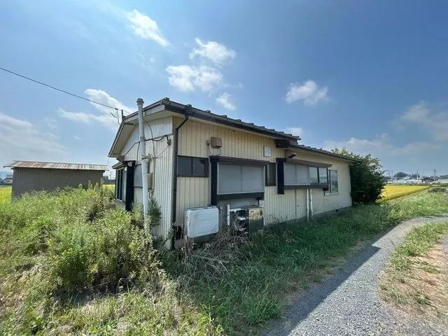 A quiet location with a rural landscape and little traffic.