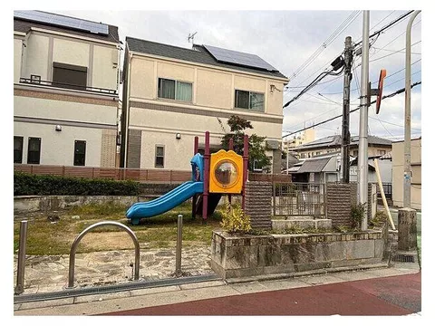 All rooms are 6 tatami mats, providing a spacious living space. This is a second-hand house available within walking distance of two lines and two stations. - Image 2