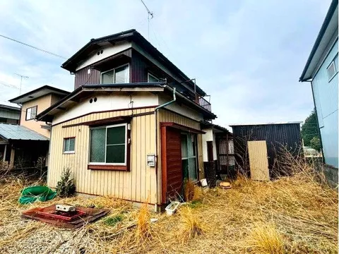 Spacious parking space. This property is a 15-minute walk to the station.