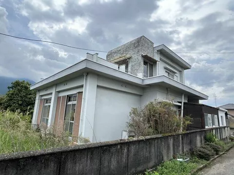 Shikoku Chuo City, Doi Town Fujiwara (Akaboshi Station) 2-story building 6DK