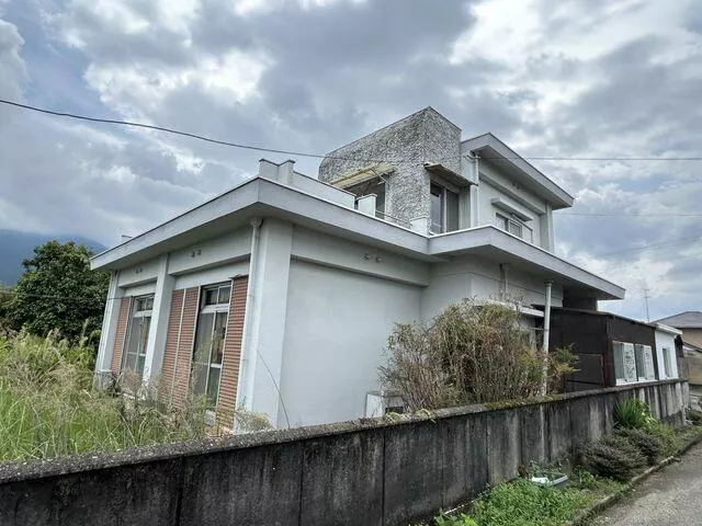 Shikoku Chuo City, Doi Town Fujiwara (Akaboshi Station) 2-story building 6DK