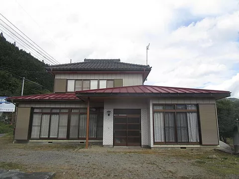 Used single-family home, 90 minutes by bus from Numata Station on the JR Joetsu Line, get off at Katashina Ski Resort Entrance and walk 3 minutes