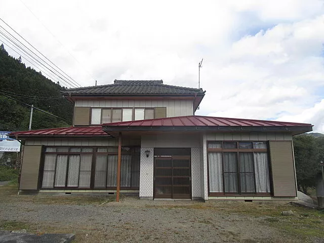 Used single-family home, 90 minutes by bus from Numata Station on the JR Joetsu Line, get off at Katashina Ski Resort Entrance and walk 3 minutes