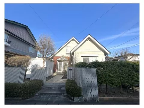 Interior renovation planned / Move-in available within the year / New earthquake resistance compliance / Southwest corner lot / Hanamaki City Sakuraidai Elementary School district