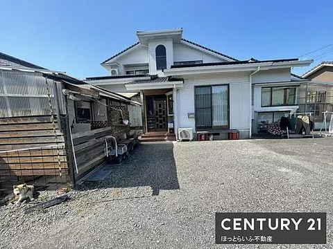 This is a used single-family home designed for two households, with many rooms and a spacious garden.