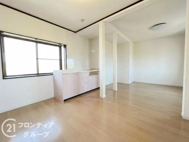 【10-minute walk to the station ♪】 ■ Corner lot / Convenience store and supermarket within a 10-minute walk