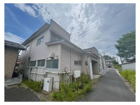 South-facing with good sunlight, a 2-story 5LDK house with storage in all rooms.