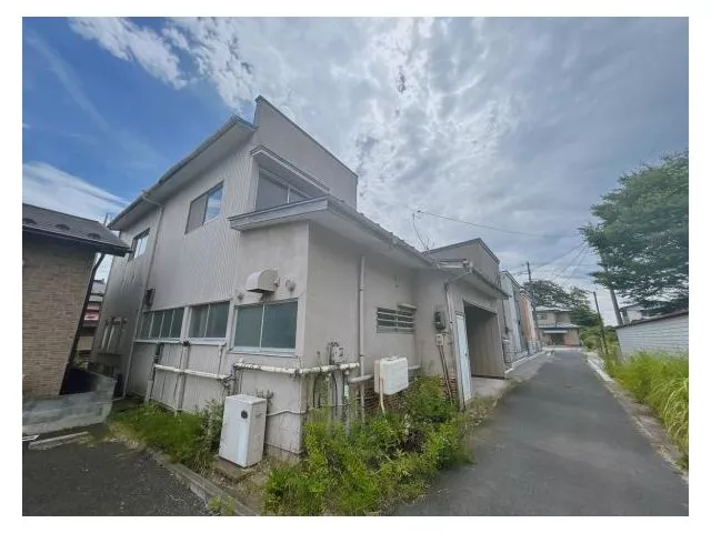 South-facing with good sunlight, a 2-story 5LDK house with storage in all rooms.