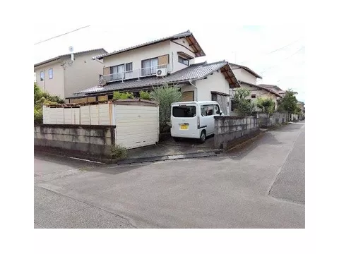 A corner property facing southeast, located in a quiet residential area, full of openness!