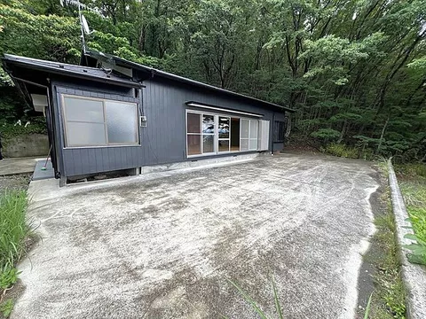 Used single-family home in Kofu City, Kofu Nakacho, a single-story house towering on a hill