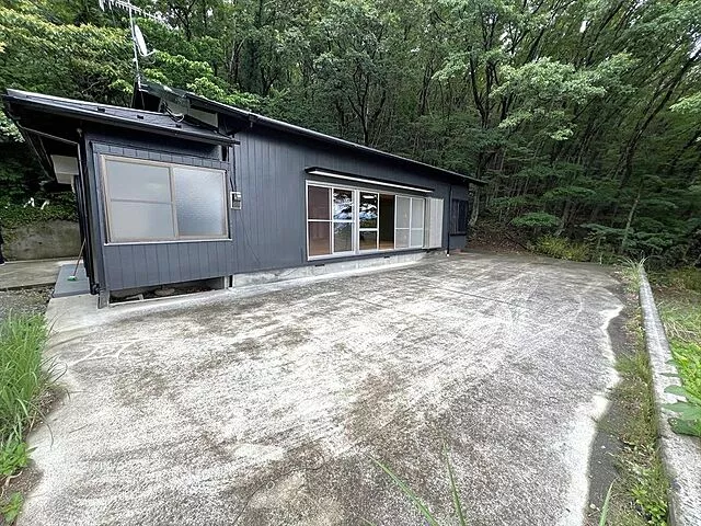 Used single-family home in Kofu City, Kofu Nakacho, a single-story house towering on a hill