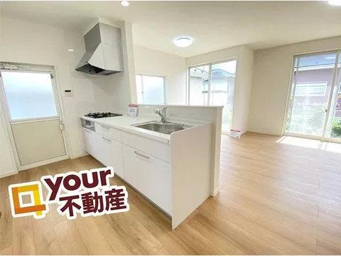 Relax in a 17.8 tatami mat LDK + 8 tatami mat Japanese-style room unique to used properties. South-facing for a bright mood♪