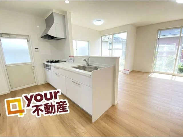 Relax in a 17.8 tatami mat LDK + 8 tatami mat Japanese-style room unique to used properties. South-facing for a bright mood♪