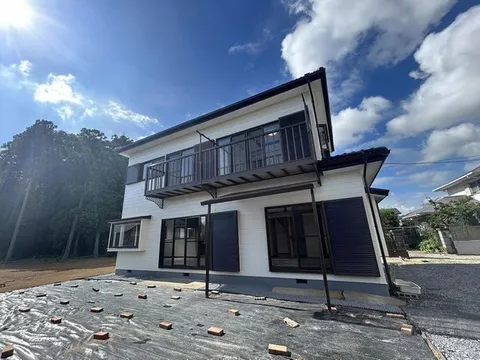 [Open House Held] Interior and exterior renovations completed / Move-in available within the year / Quiet residential area