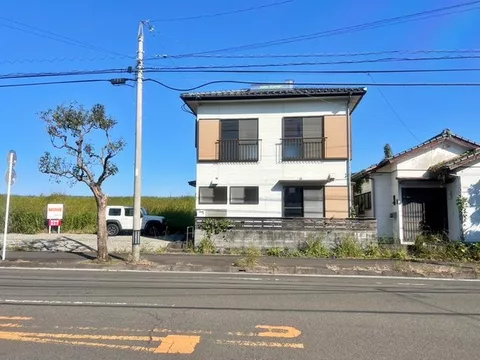 A sunny 5K used house by the riverside! Good sunlight with a south-facing 16m road!