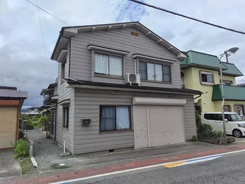 Located in a quiet residential area with elementary and middle schools within walking distance.