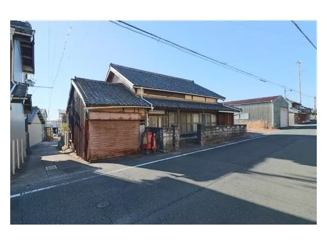 You can renovate it as you like! Effective land area of about 282 square meters (about 85 tsubo)!