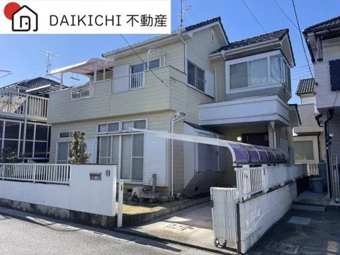 A 4LDK with good sunlight on a southeast road. Beautifully decorated indoors & partially renovated.