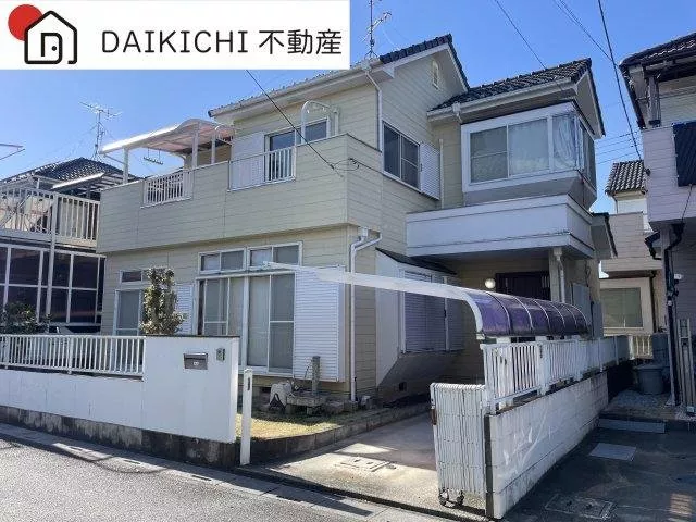 A 4LDK with good sunlight on a southeast road. Beautifully decorated indoors & partially renovated.