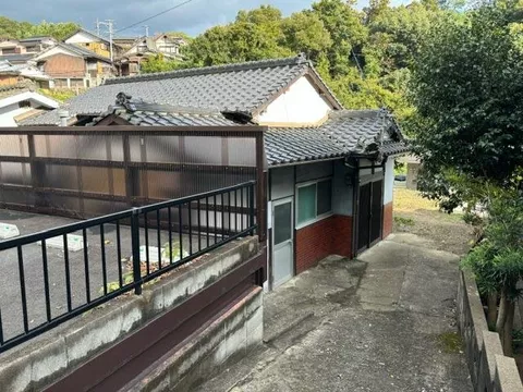If you wish for demolition, the building will be demolished at the seller's expense (the parking lot remains as is).