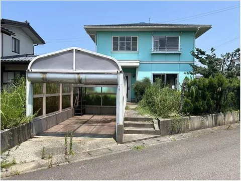 Within a 10-minute walk to Douhashi Station. All-electric property with a roofed garage built by Sekisui House.