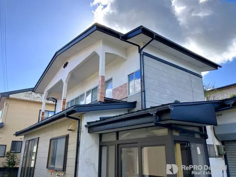 20 minutes by bus from Akita Shinkansen "Akita" Station, 5 minutes on foot from the Driver's License Center