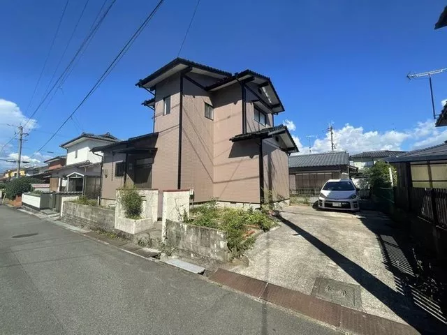 Remodeled and ready to move in at under 15 million yen. 3 cars can be parked!