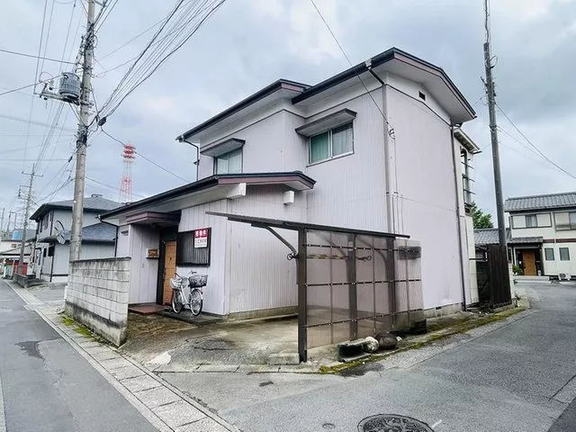 Approximately 50 tsubo of land! A 4SLDK house located on a corner lot in a quiet residential area.