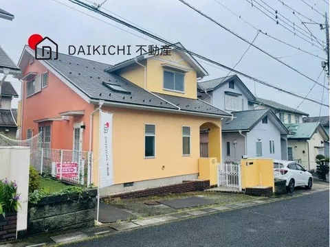 Located on a road to the north, making it easy to take in light from the south for a comfortable home!