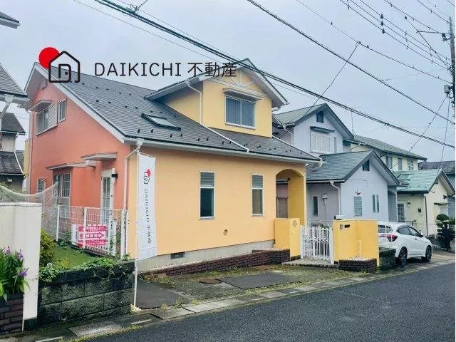 Located on a road to the north, making it easy to take in light from the south for a comfortable home!