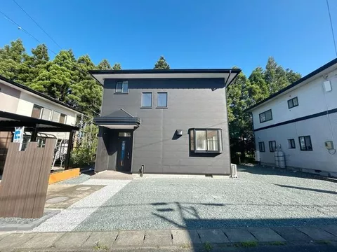 [Open House] [Interior and exterior renovated] Can park 3 regular cars. Road width of 6m in front