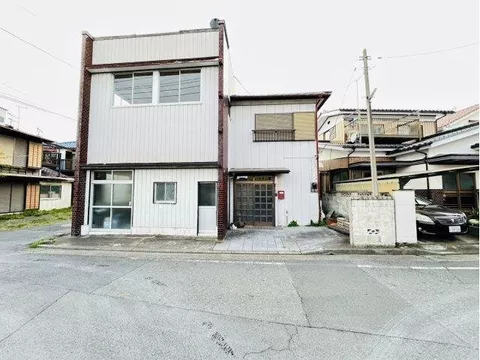 ◆ Residential building with store ◆ Good sunlight ◆ Quiet residential area *Age of building unknown