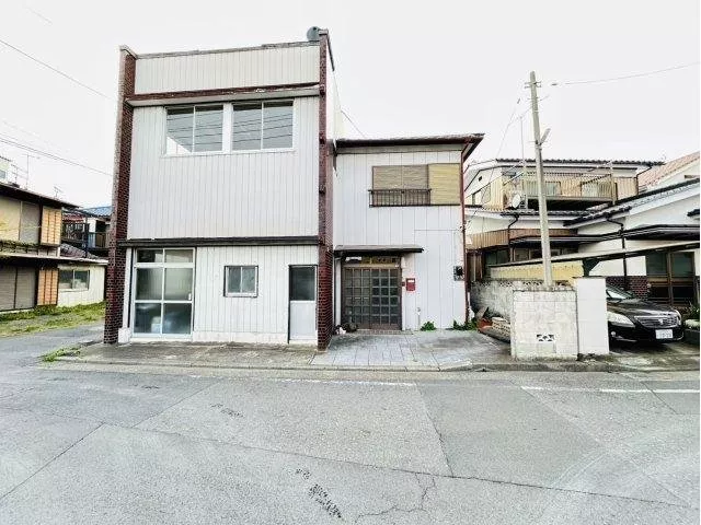 ◆ Residential building with store ◆ Good sunlight ◆ Quiet residential area *Age of building unknown